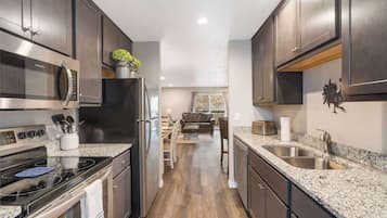 Kondominium, Beberapa Tempat Tidur, balkon, pemandangan kebun (Rockwall Cottage) | Dapur pribadi | Mesin pembuat kopi/teh dan tisu