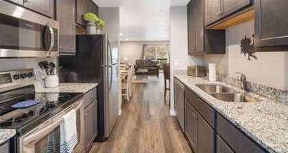 Rockwall Cottage - In the Heart of Branson!