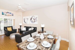 Townhome, Berbilang Katil, Patio, Garden View (Rendezvous at Regal Palms) | Tempat makan