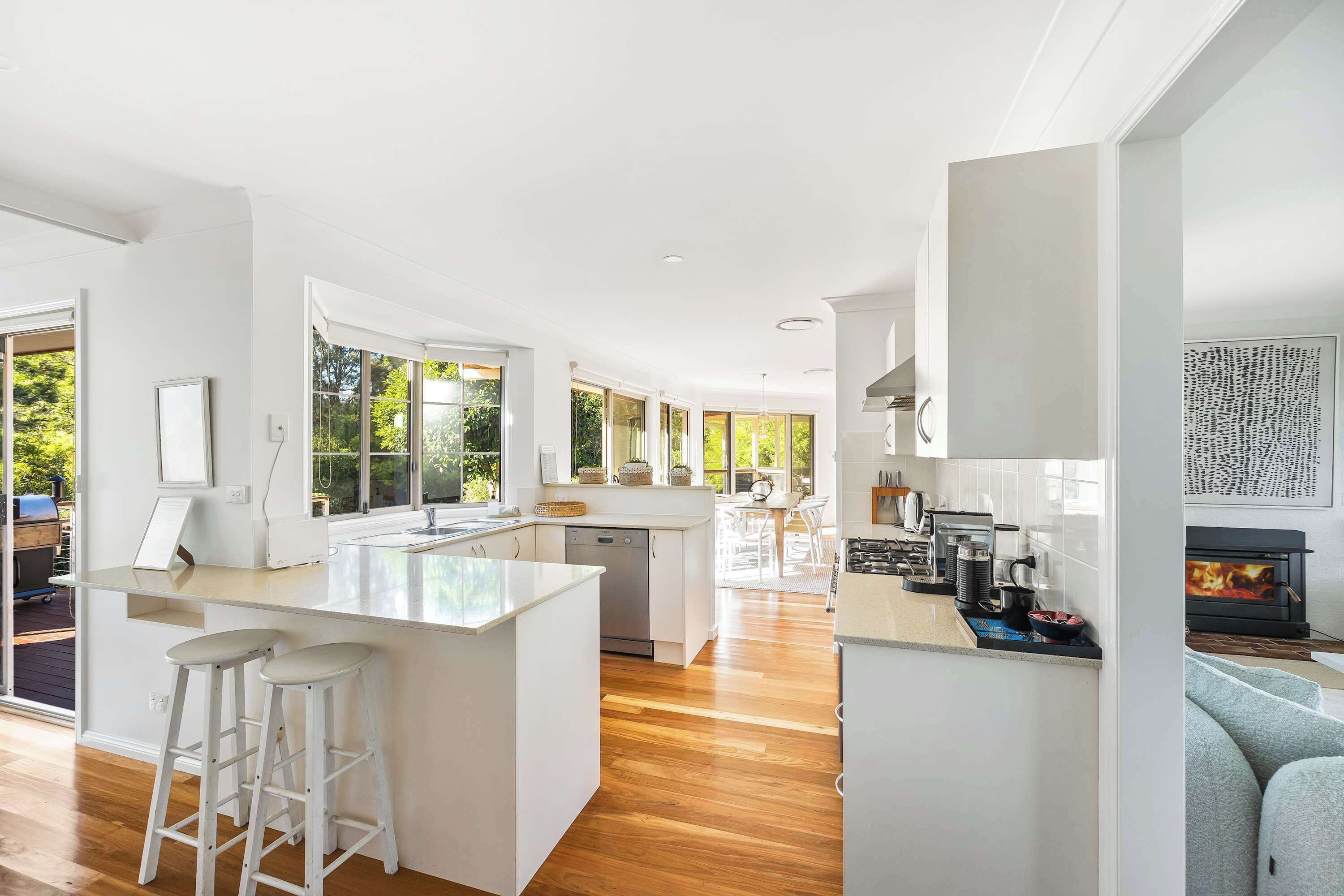 Jääkaappi, mikroaaltouuni, uuni, liesi