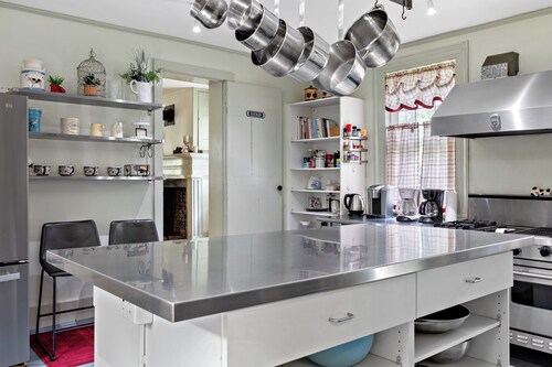 Berkshires Family Inn – For Getaways & Big Groups! Walkable to Butternut!