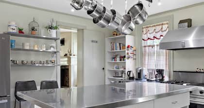 Berkshires Family Inn – For Getaways & Big Groups! Walkable to Butternut!