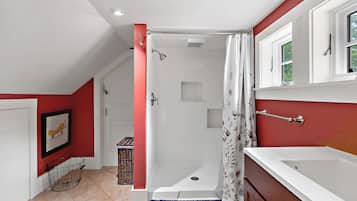 Ensemble douche/baignoire, papier toilette