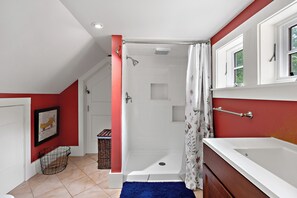 Combined shower/tub, toilet paper - Berkshires Family Inn – For Getaways & Big Groups! Walkable to Butternut! (Great Barrington)