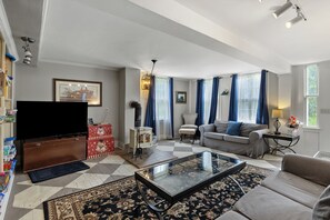 Téléviseur connecté, foyer, lecteur de DVD