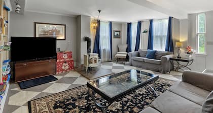 Berkshires Family Inn – For Getaways & Big Groups! Walkable to Butternut!