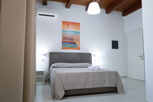 标准双人房或双床房, 6 间卧室 | 迷你吧、特色装修、办公桌、遮光窗帘