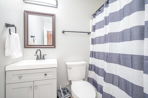 Bathtub, hair dryer, towels - Entire Home in Norcross, Newly Upgraded (Norcross)