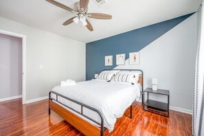 2 bedrooms, desk, iron/ironing board, WiFi - Entire Home in Norcross, Newly Upgraded (Norcross)