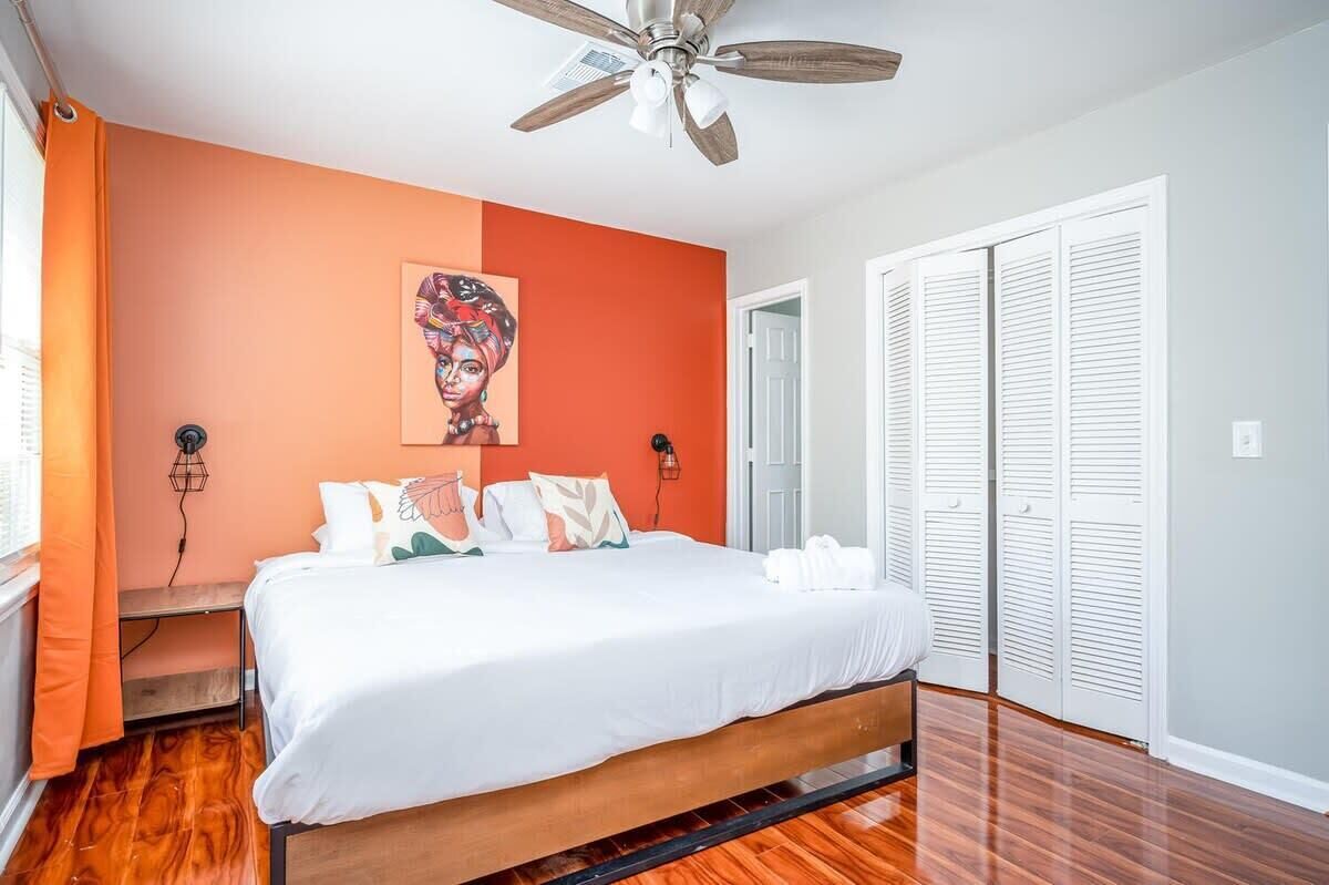2 bedrooms, desk, iron/ironing board, WiFi