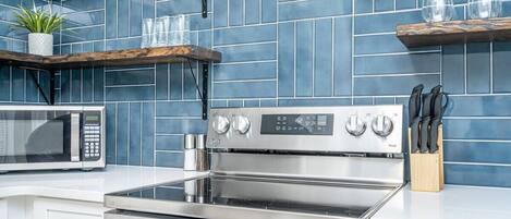 Refrigerador, microondas, horno y parrilla de estufa