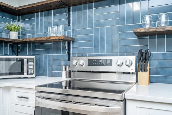 Køleskab, mikrobølgeovn, ovn, kogeplade