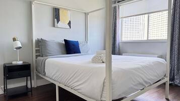 2 habitaciones, escritorio, tabla de planchar con plancha y wifi