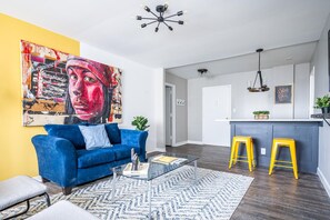 Televisión y oficina 