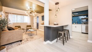 Eine moderne Wohnung mit Wohnbereich, Küche und Essbereich.