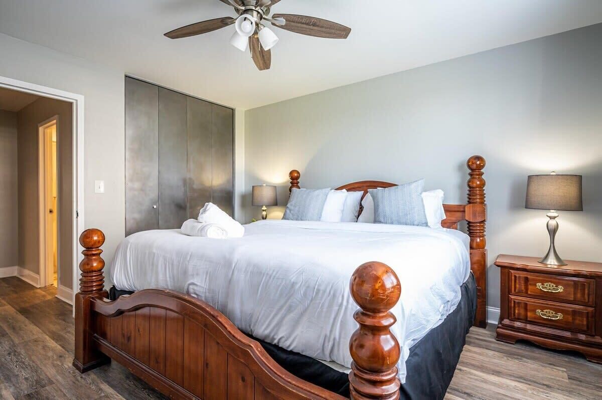 2 bedrooms, desk, iron/ironing board, WiFi