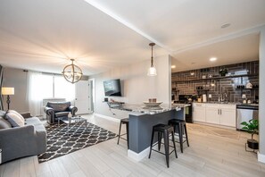 Téléviseur à écran plat, bureau