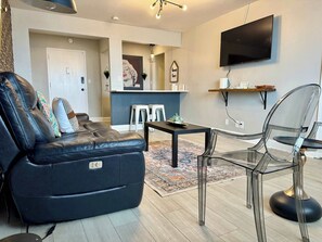 Flat-screen TV, offices - Upgraded 2BR Apartment in Historic ATL (Atlanta)