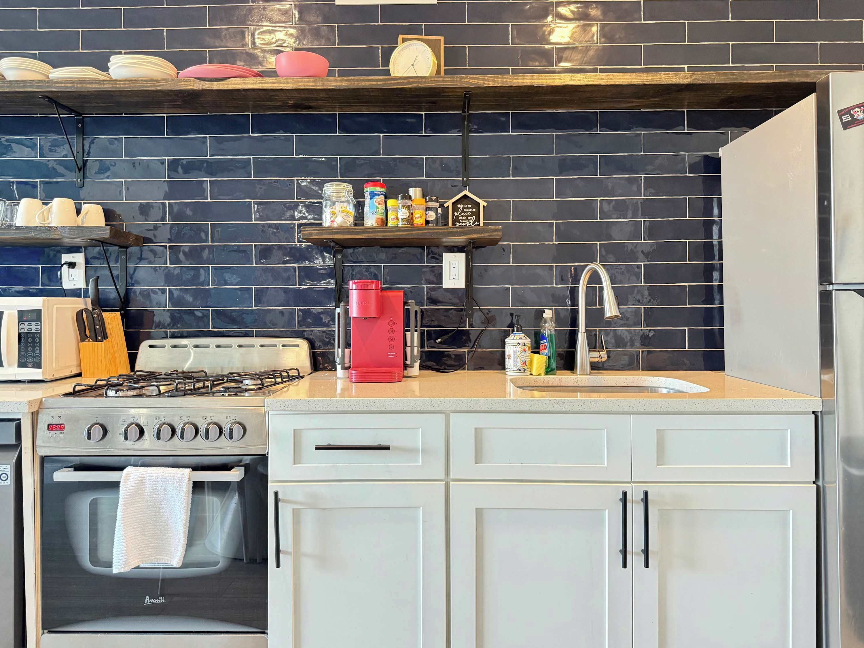 Een koelkast, een microgolfoven, een oven, een kookplaat