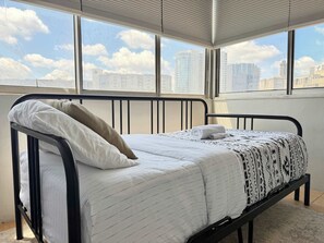 1 bedroom, desk, iron/ironing board, WiFi - Cozy Downtown Condo Near Attractions (Atlanta)