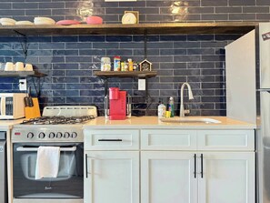 Fridge, microwave, oven, stovetop - Cozy Downtown Condo Near Attractions (Atlanta)