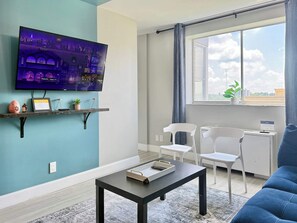 Flat-screen TV, offices - Cozy Downtown Condo Near Attractions (Atlanta)