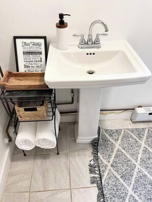 Dusj, hårføner og håndklær