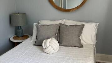 2 bedrooms, desk, iron/ironing board, travel crib