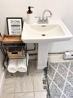 Een douche, een haardroger, handdoeken