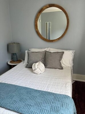 2 bedrooms, desk, iron/ironing board, travel crib