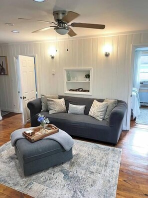TV, offices - Quaint Cottage w/ Peloton & Sauna near Hiking (Mount Tremper)