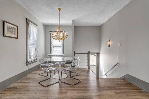 DT Historic Home - Walk to the Stadium and Dailys!