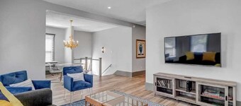 DT Historic Home - Walk to the Stadium and Dailys!