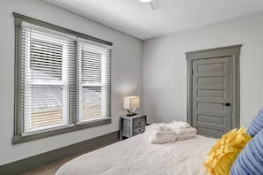 3 habitaciones, tabla de planchar con plancha, wifi y ropa de cama