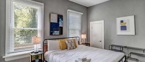 4 habitaciones, escritorio y tabla de planchar con plancha