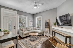 Fernseher, Kamin, Arbeitsbereiche