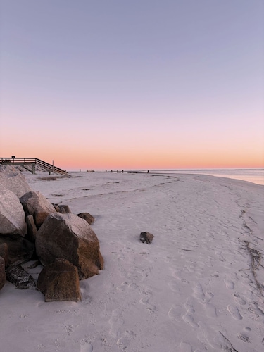 Sea Zen  Pet Friendly, Great Central Location, Walk to Beach - 219 Tennis Villa