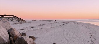 Sea Zen  Pet Friendly, Great Central Location, Walk to Beach - 219 Tennis Villa