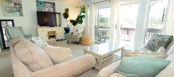 Sea Zen  Pet Friendly, Great Central Location, Walk to Beach - 219 Tennis Villa