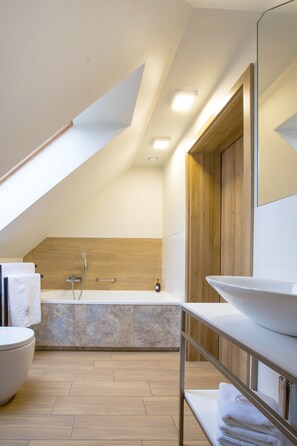Kamar Double atau Twin Standar | Kamar mandi | Handuk