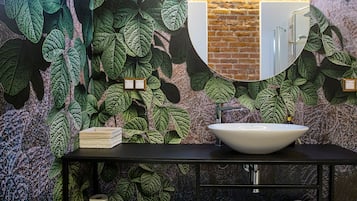 スタンダード ルーム ダブルベッド 1 台ソファーベッド付き | バスルーム | タオル