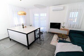 アパートメント | リビング エリア | 32 インチのLED テレビ (衛星放送視聴可)