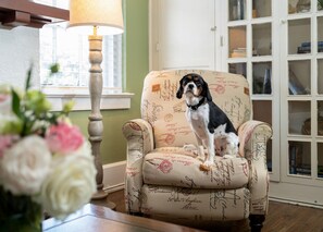 Pet-friendly - Magnolia Manor and Chapel (Humboldt)