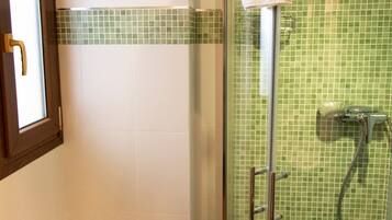 Een haardroger, handdoeken