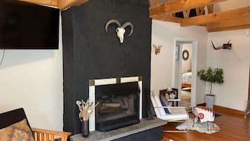 TV, fireplace, offices