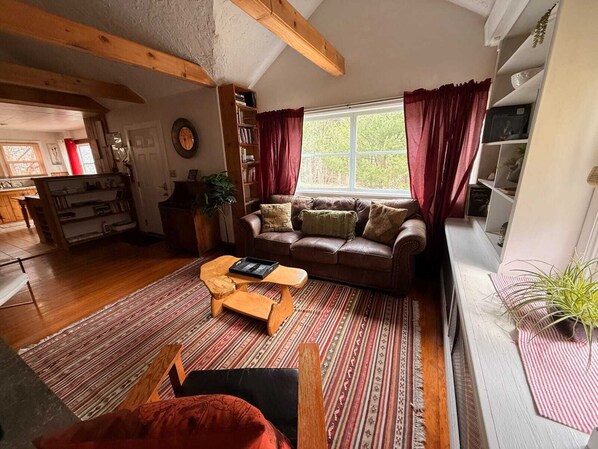 Televisión, chimenea y oficina 