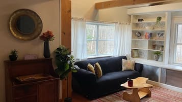 Televisie, een open haard en een kantoor