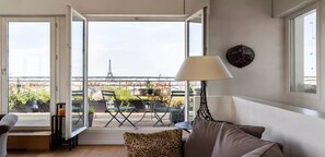 Una Smart TV, una chimenea, un reproductor de DVD