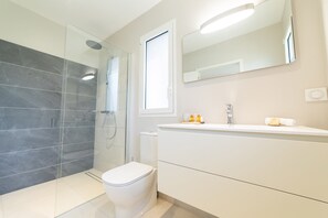 Badewanne, Haartrockner, Handtücher