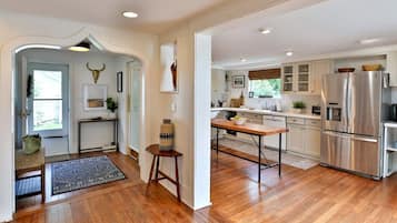 雪櫃、微波爐、焗爐、爐具